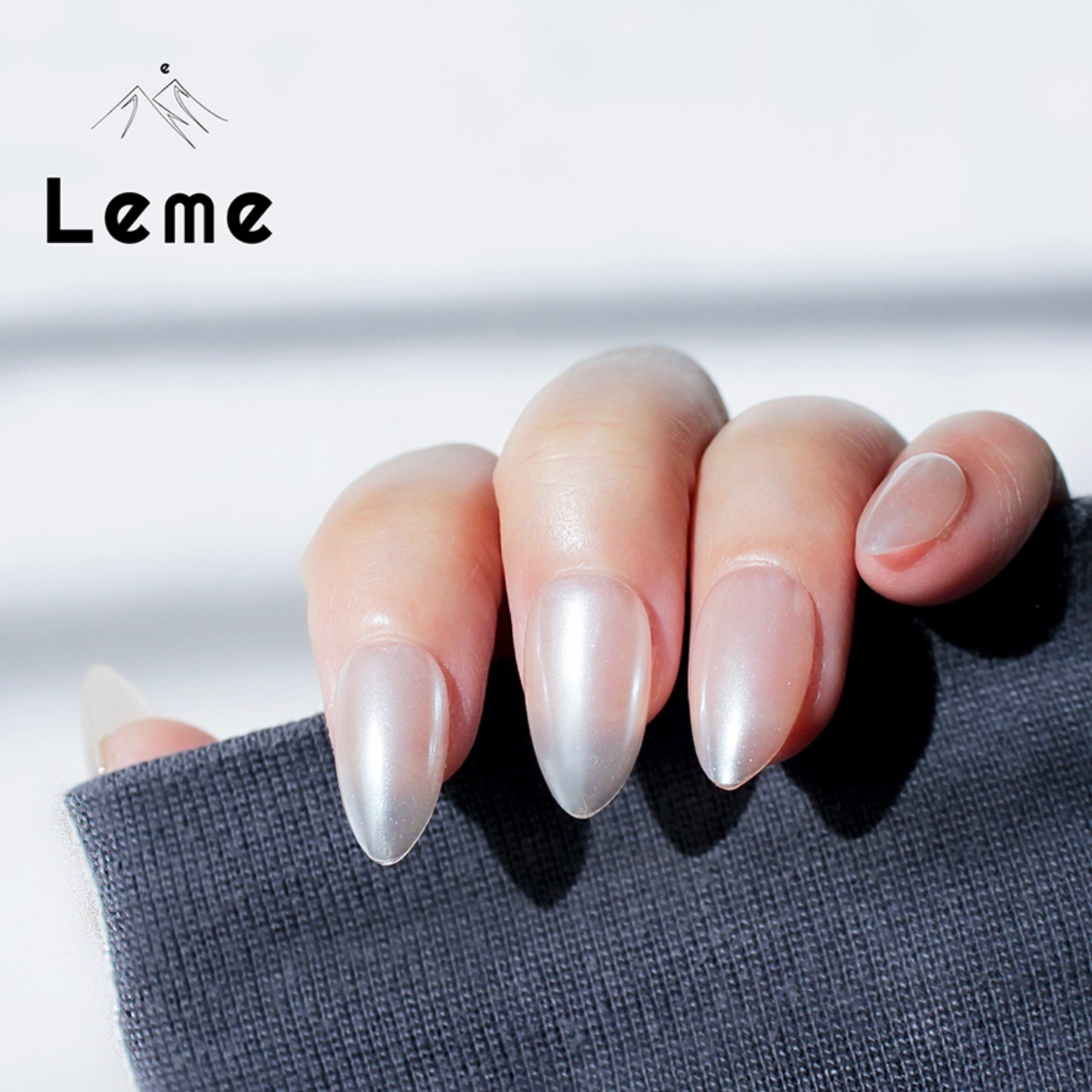 Pearl Hailey is a reusable handmade press-on nails set by Leme. The set features a short almond shape with a sleek chrome finish and a lustrous pearl white color. Crafted from high-quality, solid colors, it offers a durable and shiny texture that combines elegance with lasting strength. Ideal for those seeking a refined and polished look.