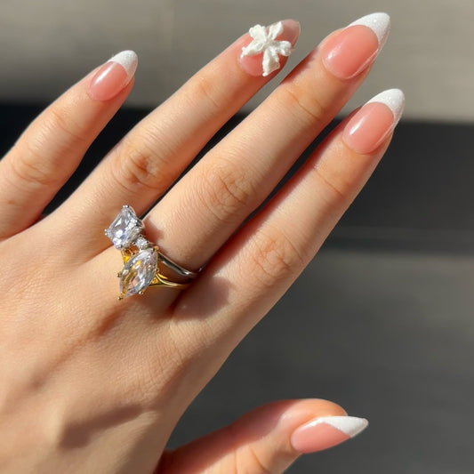Snow Lily is a reusable handmade press-on nails set by Leme. Elevate your daily look with Snow Lily, a stunning collection of press-on nails designed for timeless elegance. The set features a luxurious nude base adorned with delicate white snowflake sand French tips and intricate 3D snowflake sand lilies, creating a gorgeous, classic aesthetic perfect for all occasions. Available in two lengths, Snow Lily offers versatility to suit your personal style while maintaining that coveted feminine sophistication.