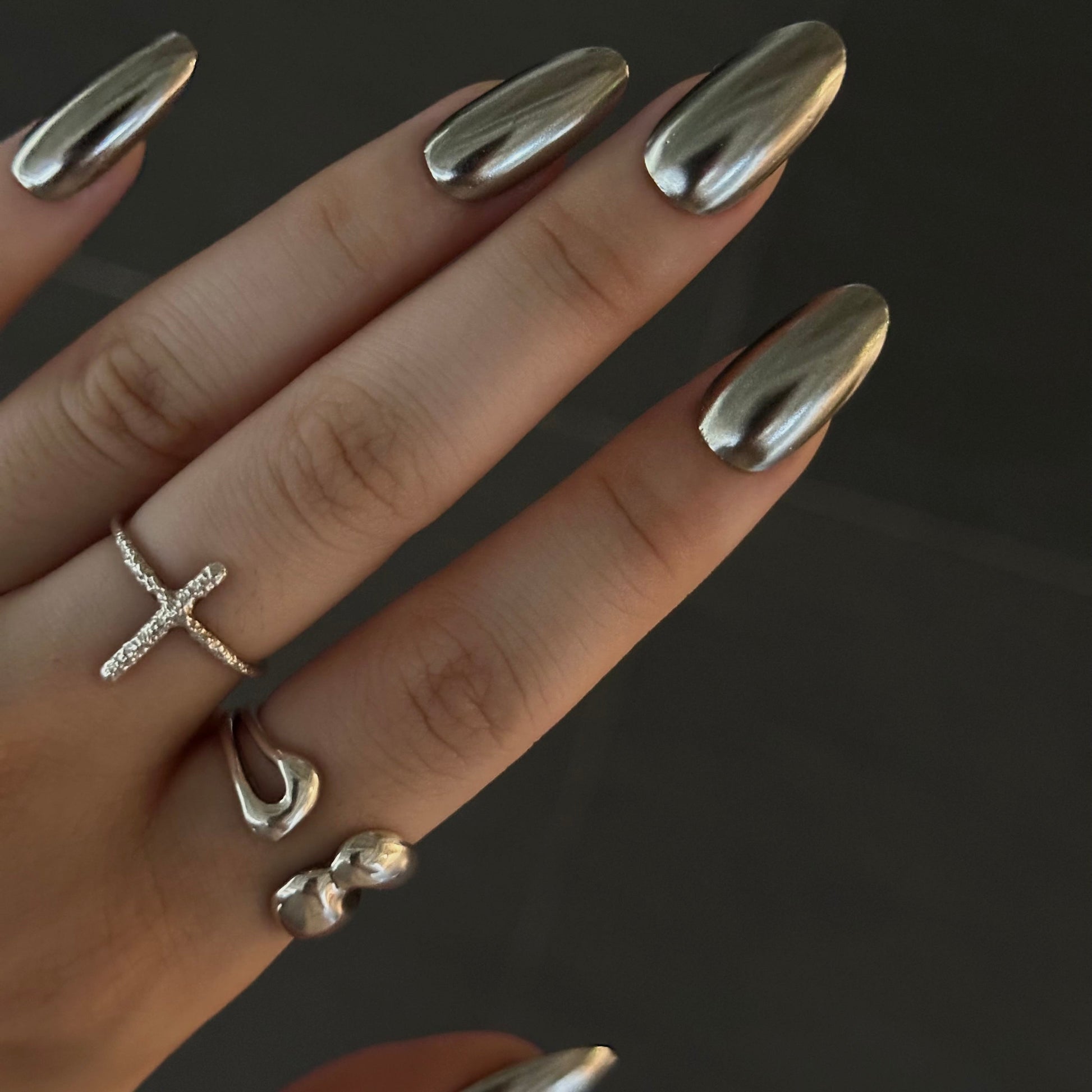 Armor is a reusable handmade press-on nails set by Leme. Introducing this glamorous set, a stunning medium oval piece finished in lustrous silver chrome. Its sleek, polished surface catches the light beautifully, delivering that coveted cool, contemporary aesthetic. Perfect for those who appreciate refined elegance and modern sophistication. The high-quality construction ensures lasting shine and durability, making it an ideal addition to any discerning collection.