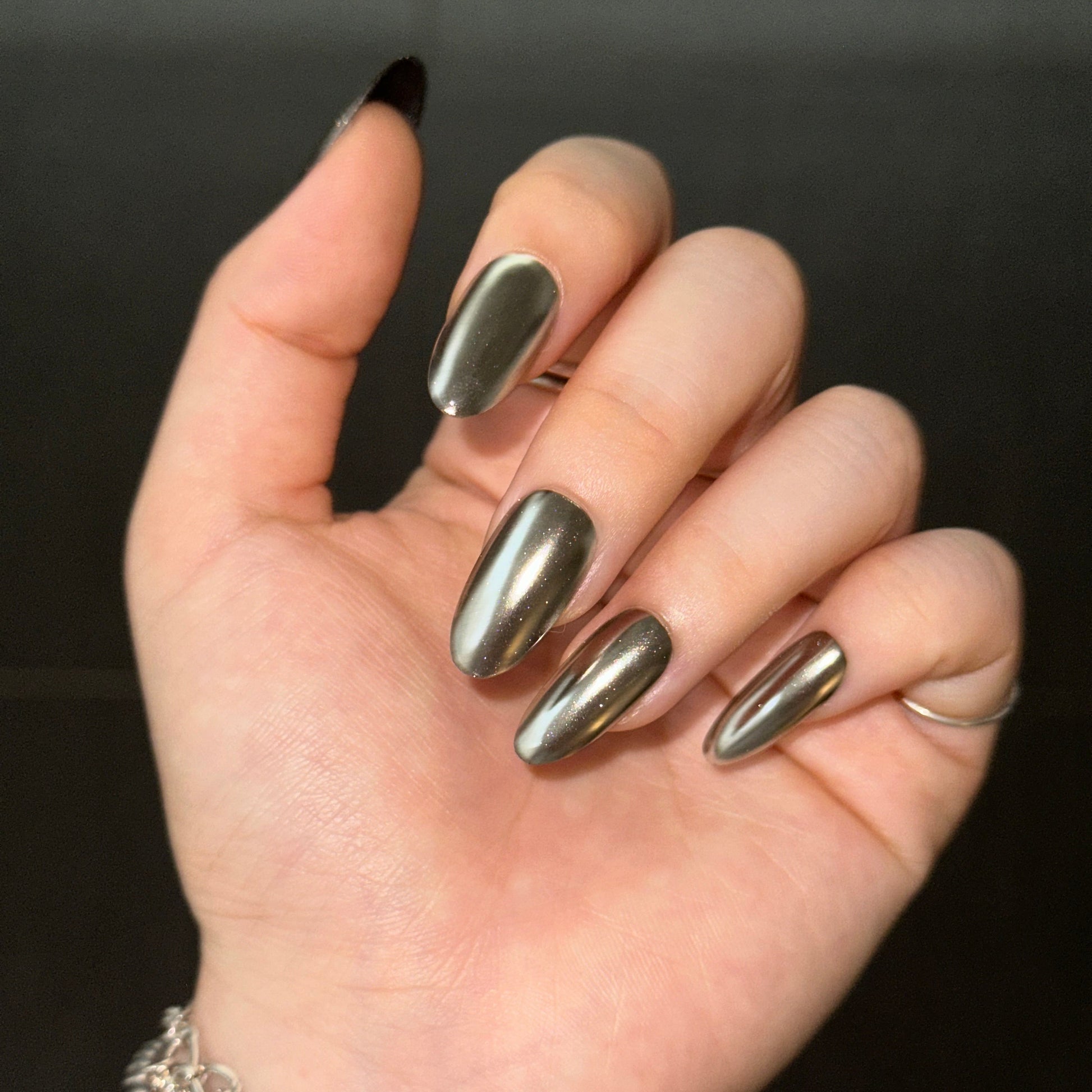 Armor is a reusable handmade press-on nails set by Leme. Introducing this glamorous set, a stunning medium oval piece finished in lustrous silver chrome. Its sleek, polished surface catches the light beautifully, delivering that coveted cool, contemporary aesthetic. Perfect for those who appreciate refined elegance and modern sophistication. The high-quality construction ensures lasting shine and durability, making it an ideal addition to any discerning collection.