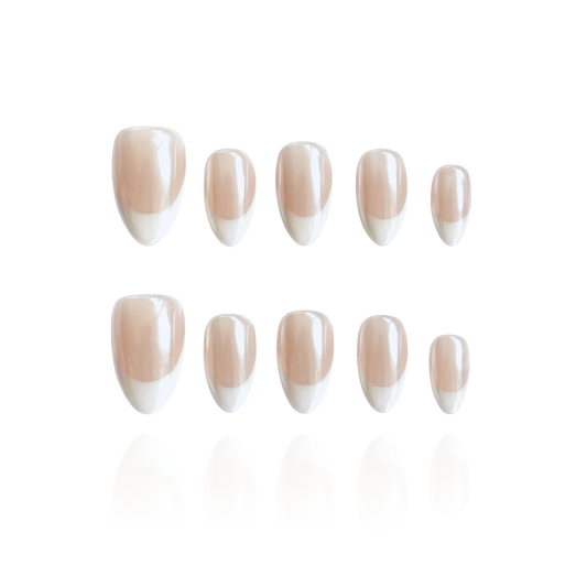Lady G ‘C is a reusable handmade press-on nails set by Leme. The set offers a refined manicure featuring a sophisticated chrome finish paired with classic white French tips, perfectly crafted in a short almond shape. This elegant design combines classic sophistication with modern subtlety, ideal for those seeking a polished and high-quality look. The precise application ensures durability and a flawless finish, making it suitable for both everyday wear and special occasions.