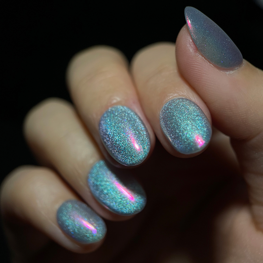 Mermaid Tears is a reusable handmade press-on nails set by Leme. These high-quality cat-eye sunglasses feature a distinctive short oval shape, blending green and pink hues for a unique, sophisticated look. Designed for those who appreciate expert craftsmanship, "Mermaid Tears" offers both style and durability in one elegant accessory.