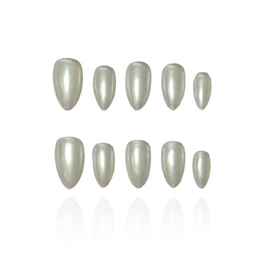 Pearl Hailey is a reusable handmade press-on nails set by Leme. The set features a short almond shape with a sleek chrome finish and a lustrous pearl white color. Crafted from high-quality, solid colors, it offers a durable and shiny texture that combines elegance with lasting strength. Ideal for those seeking a refined and polished look.