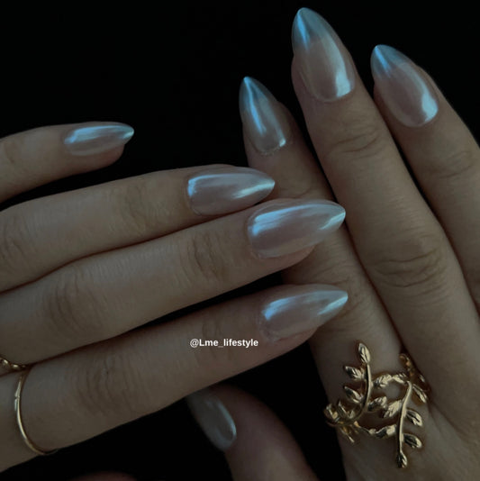 Pearl Hailey is a reusable handmade press-on nails set by Leme. The set features a short almond shape with a sleek chrome finish and a lustrous pearl white color. Crafted from high-quality, solid colors, it offers a durable and shiny texture that combines elegance with lasting strength. Ideal for those seeking a refined and polished look.