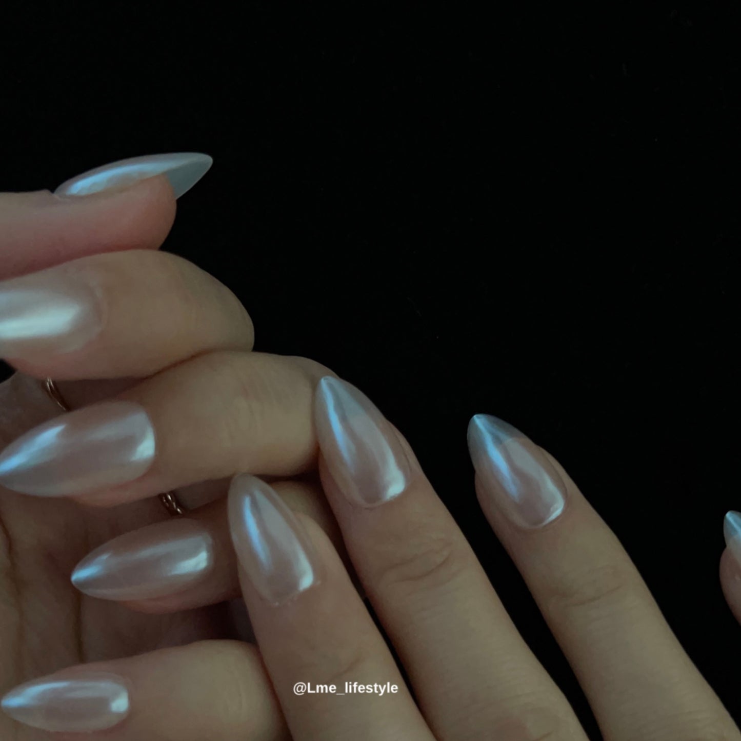 Pearl Hailey is a reusable handmade press-on nails set by Leme. The set features a short almond shape with a sleek chrome finish and a lustrous pearl white color. Crafted from high-quality, solid colors, it offers a durable and shiny texture that combines elegance with lasting strength. Ideal for those seeking a refined and polished look.