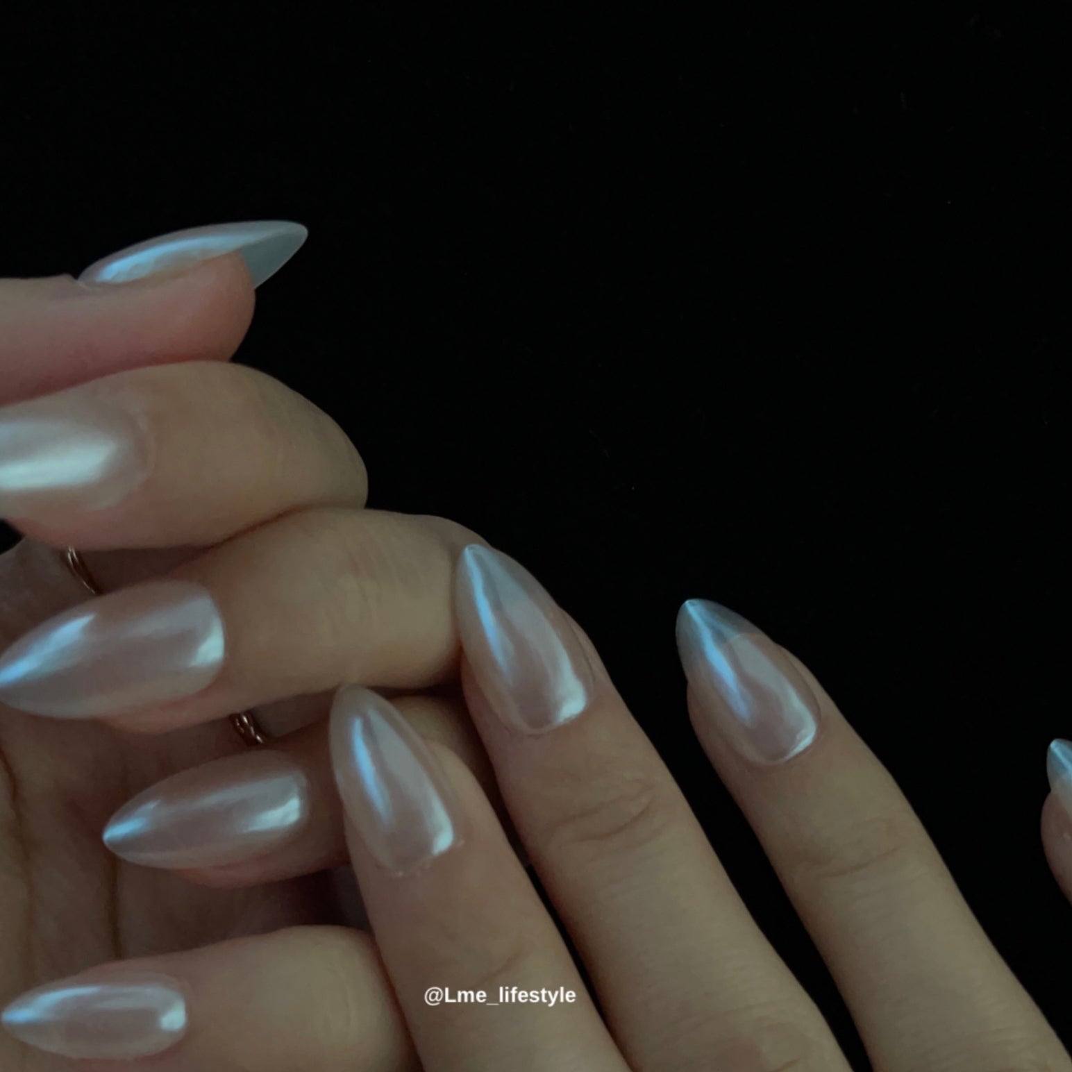 Pearl Hailey is a reusable handmade press-on nails set by Leme. The set features a short almond shape with a sleek chrome finish and a lustrous pearl white color. Crafted from high-quality, solid colors, it offers a durable and shiny texture that combines elegance with lasting strength. Ideal for those seeking a refined and polished look.