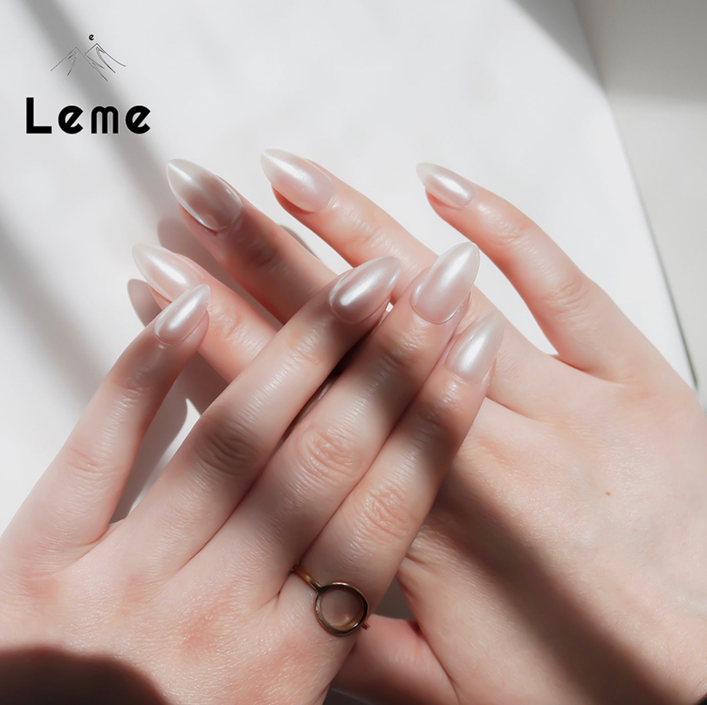 Pearl Hailey is a reusable handmade press-on nails set by Leme. The set features a short almond shape with a sleek chrome finish and a lustrous pearl white color. Crafted from high-quality, solid colors, it offers a durable and shiny texture that combines elegance with lasting strength. Ideal for those seeking a refined and polished look.