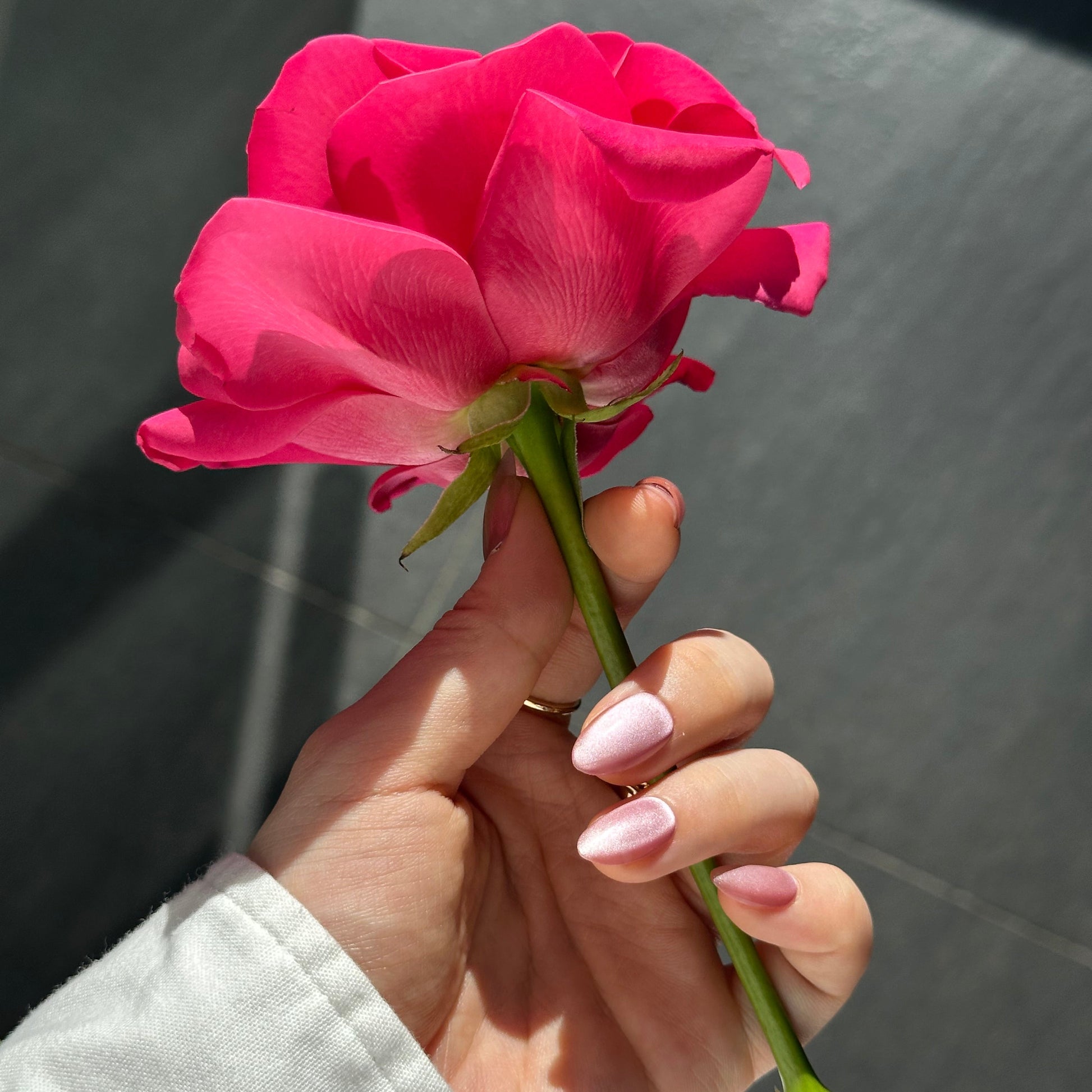 Strawberry Star is a reusable handmade press-on nails set by Leme. The set delivers effortless elegance with its pink fine cat-eye finish on a flattering almond shape. The design is perfect for Spring, offering a sophisticated look that transitions seamlessly from day to night. 